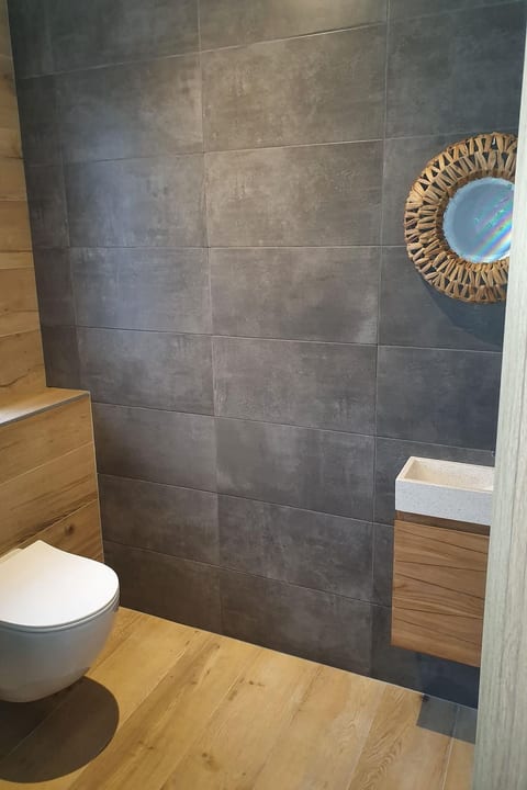 neues Haus in Meeresnähe mit beheiztem Pool