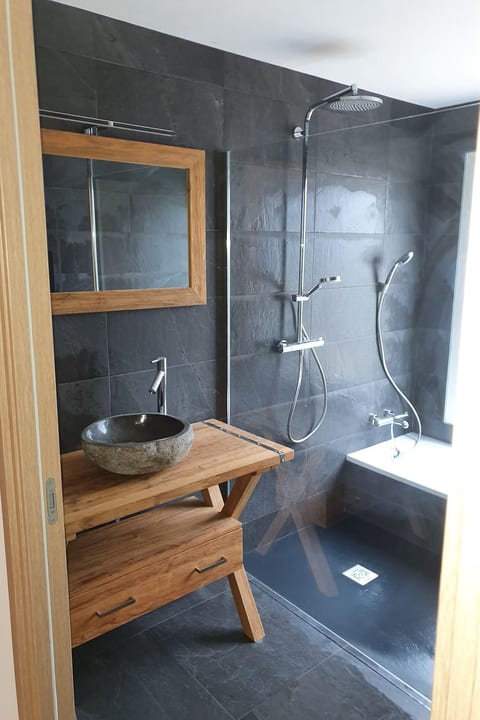 neues Haus in Meeresnähe mit beheiztem Pool