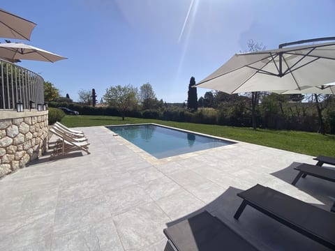 Geräumige und elegante Villa mit großem Garten, Swimmingpool und 3 Schlafzimmer