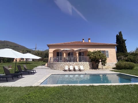 Geräumige und elegante Villa mit großem Garten, Swimmingpool und 3 Schlafzimmer
