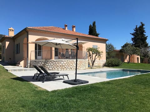 Geräumige und elegante Villa mit großem Garten, Swimmingpool und 3 Schlafzimmer