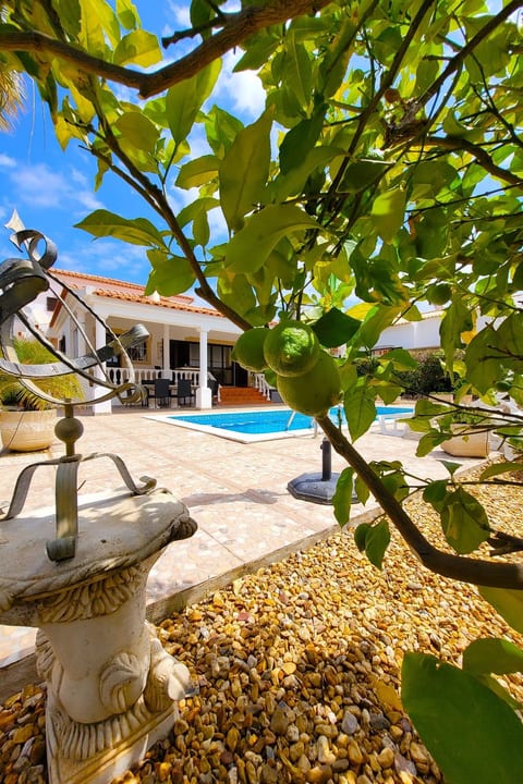 Nettes Ferienhaus in Altura mit Gepflegtem Garten