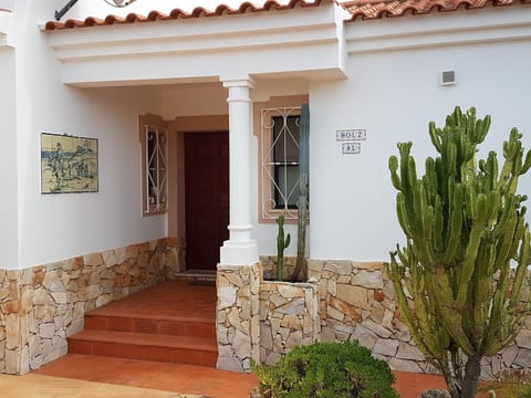 Nettes Ferienhaus in Altura mit Gepflegtem Garten