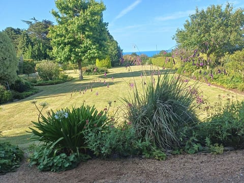 Komforthaus mit Traumgarten und Meerblick
