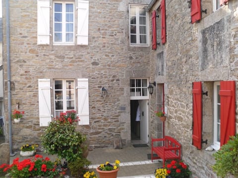 Küstennahes, bretonisches Ferienhaus mit Kamin