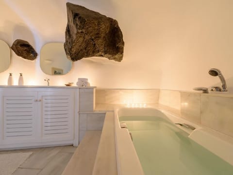 Charaktervolle Villa mit Tauchbecken und fantastischer Aussicht