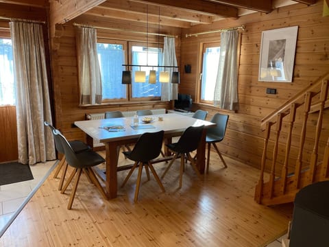 Chalet mit Garten, Grill und Terrasse