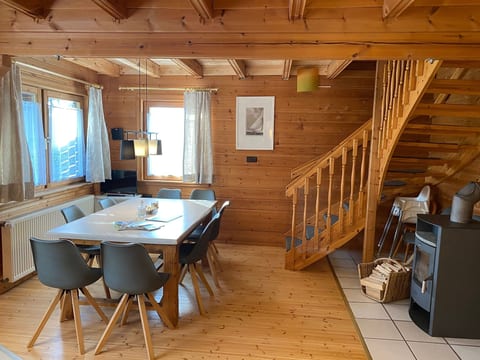 Chalet mit Garten, Grill und Terrasse