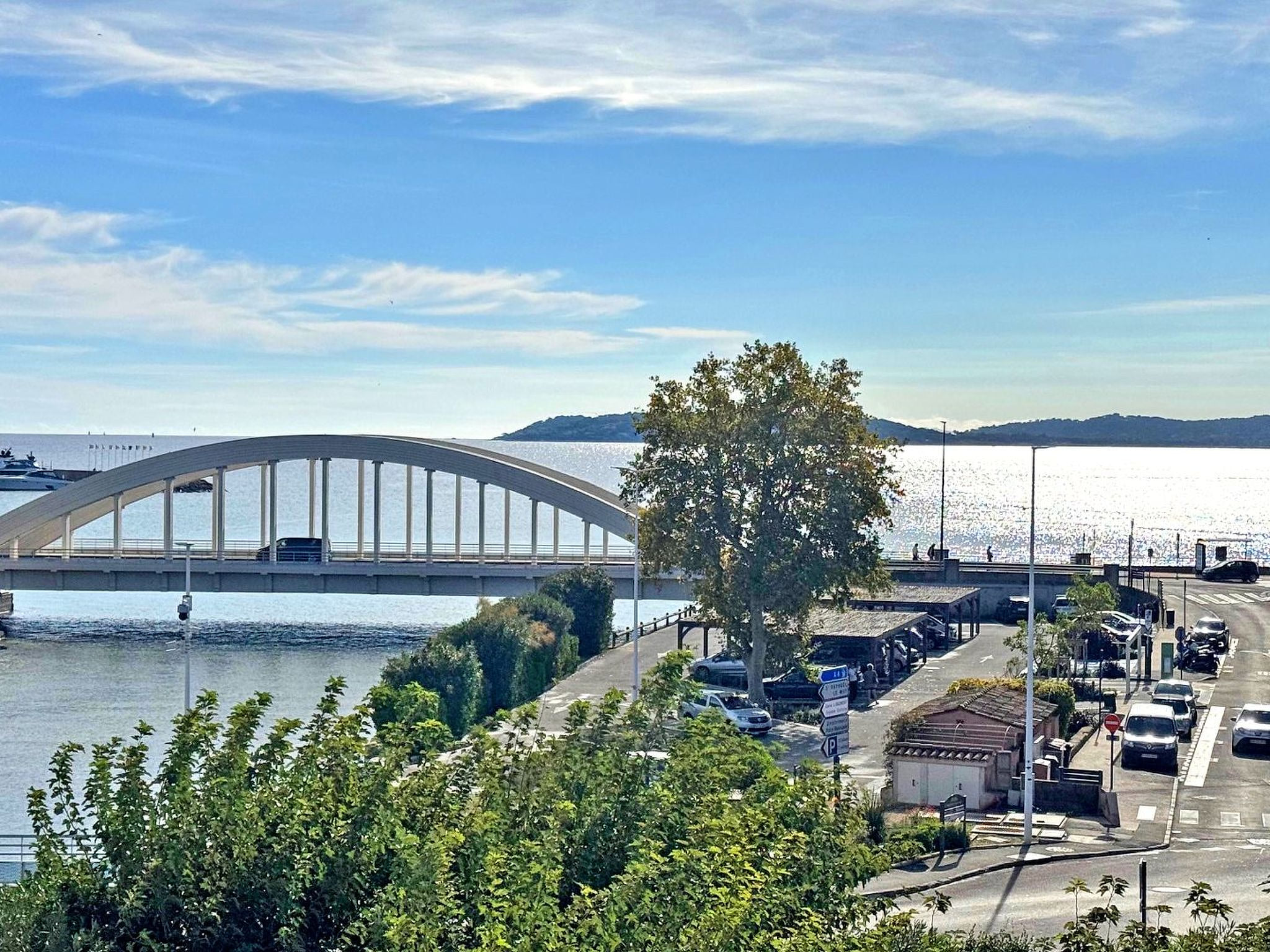 Port Marine mit Pool, Klimaanlage und Meerblick