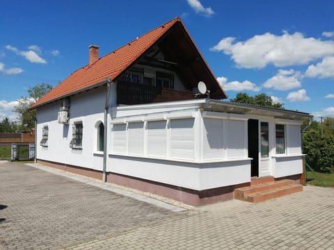 mit Garten, Grill und Terrasse