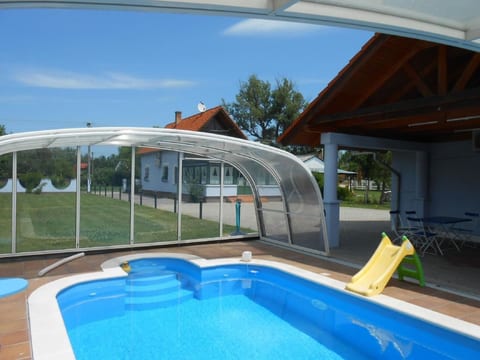 mit Garten, Grill und Terrasse