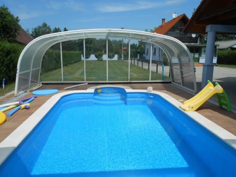 mit Garten, Grill und Terrasse