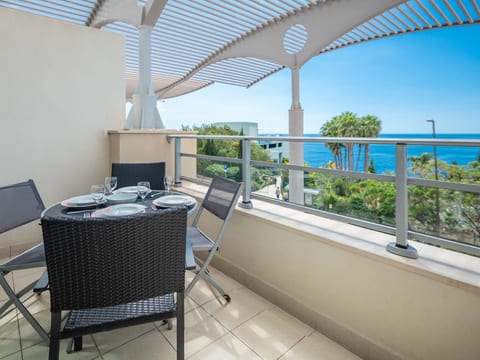 Modernes Terrassenapartment am Meer