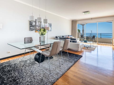 Modernes Terrassenapartment am Meer