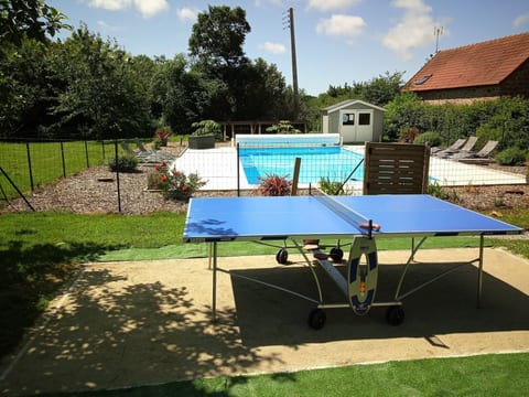 in Vesly mit Beheiztem gemeinsamem Pool