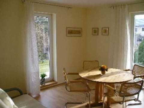 Moderne Erdgeschoss-Wohnung mit Terrasse