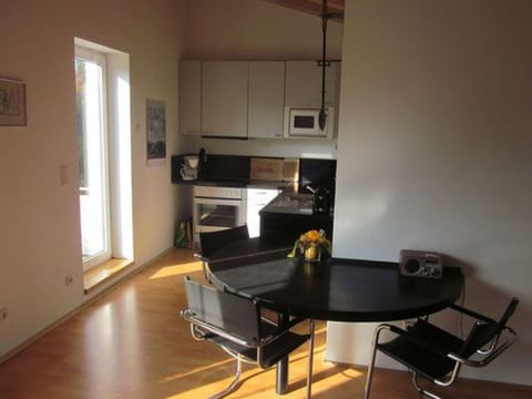Moderne Studiowohnung im Obergeschoss mit Balkon