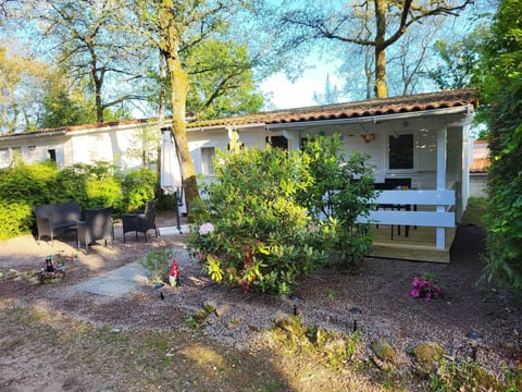 Chalet B10 Yemanisi in der Dordogne