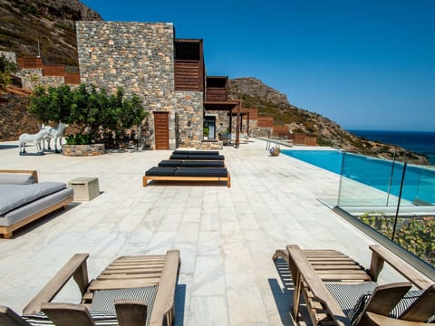"Villa Dimitra" mit Infinity Pool