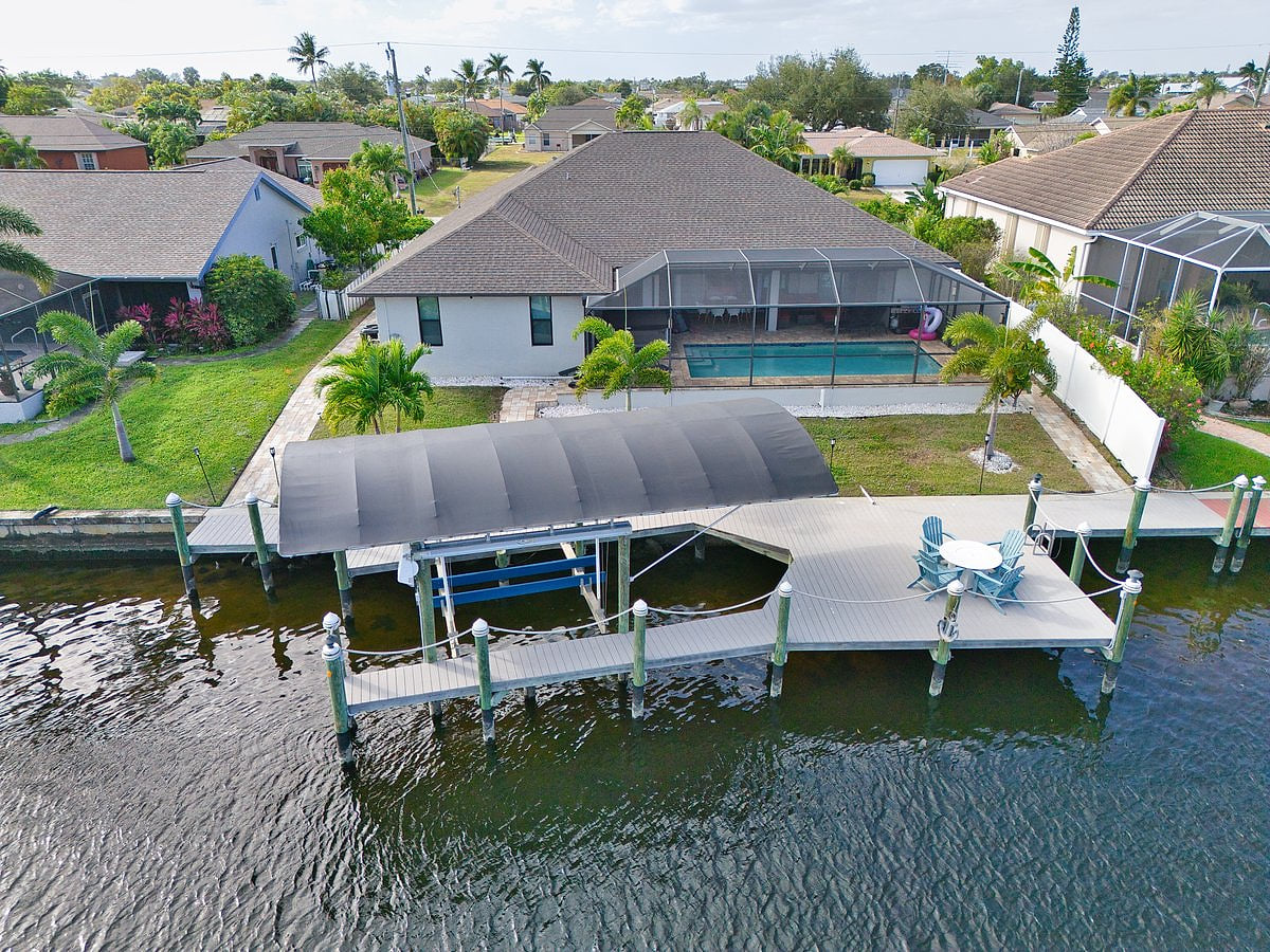 10,000lb boat lift, Fire Pit on Dock for relaxing evenings!