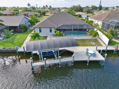 10,000lb boat lift, Fire Pit on Dock for relaxing evenings!