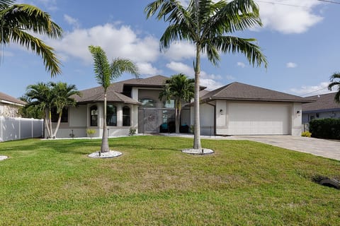 Stunning Gulf Access•Jacuzzi•Free HTD Pool•Kayaks image 5