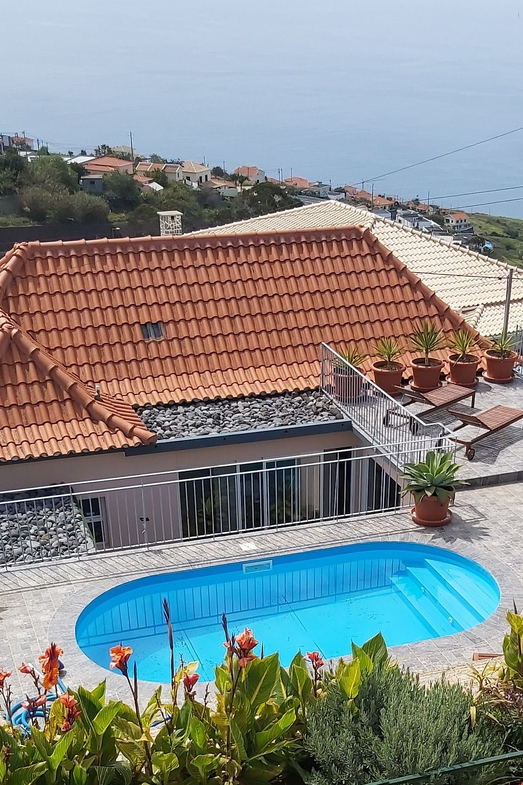 Cottage aus Stein mit Blick auf das Wasser