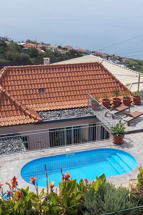 Cottage aus Stein mit Blick auf das Wasser
