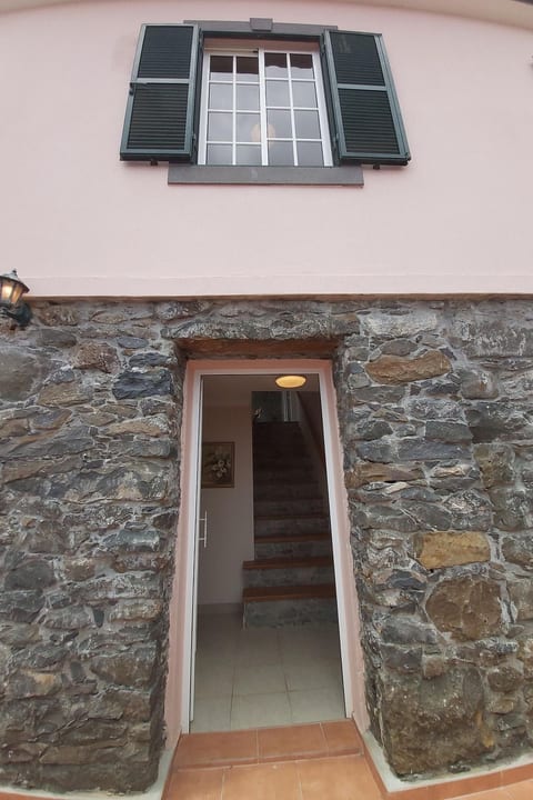 Cottage aus Stein mit Blick auf das Wasser