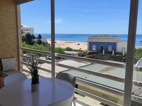 "Peixes" mit Blick auf das Wasser