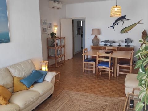 "Peixes" mit Blick auf das Wasser