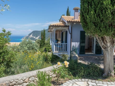 Villa mit Pool und majestätischem Meerblick