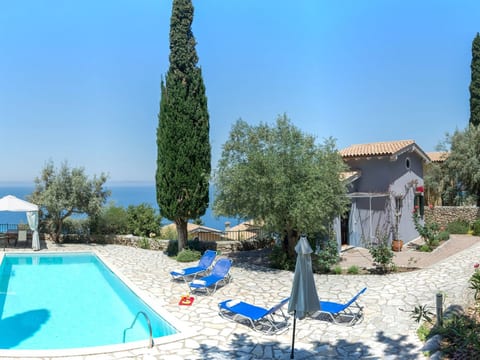 Villa mit Pool und majestätischem Meerblick