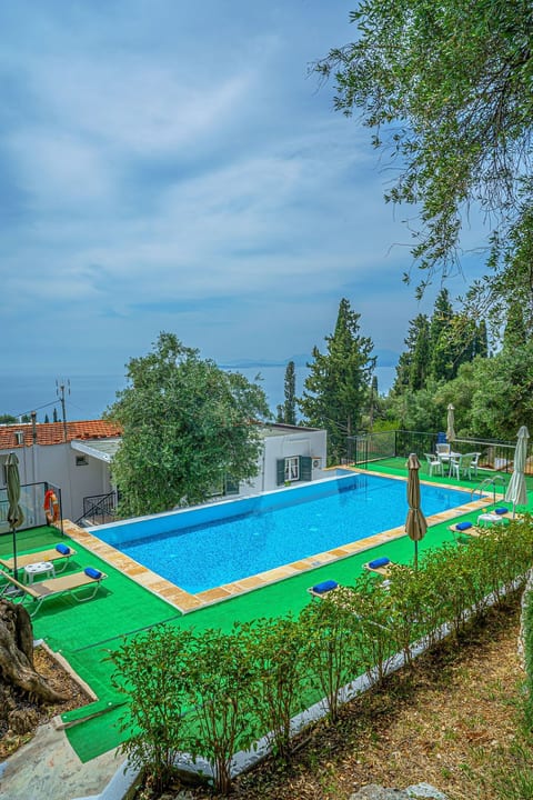 "Zeus" mit Infinity Pool