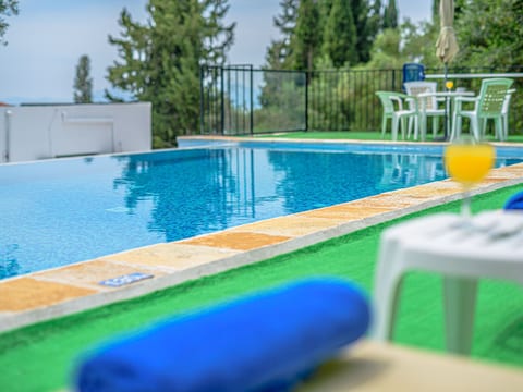 "Zeus" mit Infinity Pool