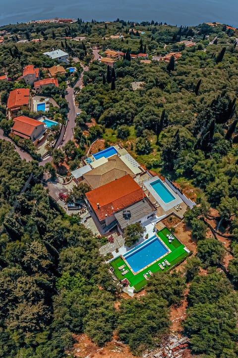 "Zeus" mit Infinity Pool