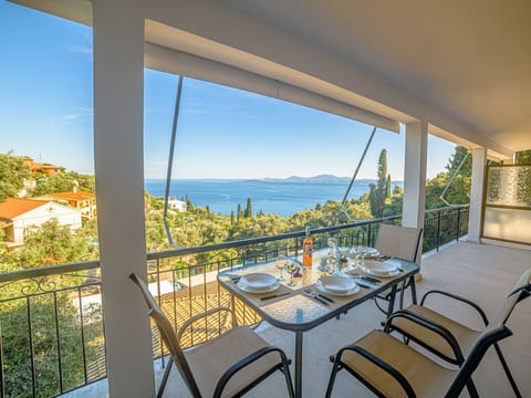 "Zeus" mit Infinity Pool