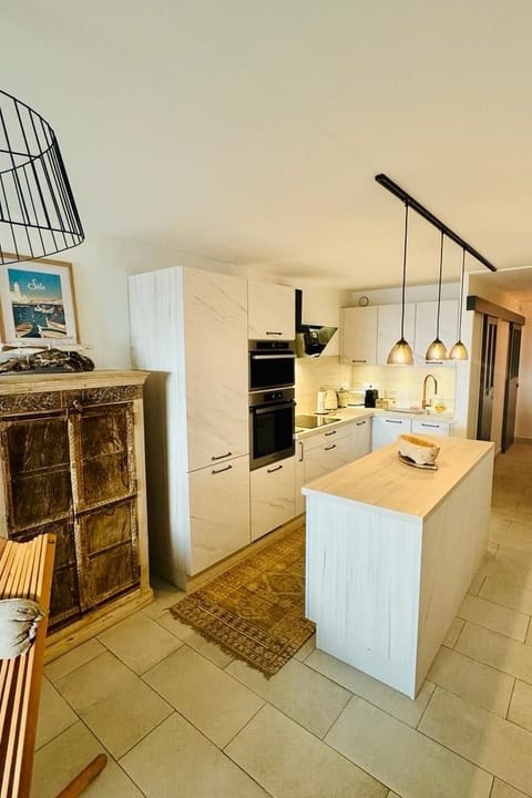 Wunderschöne renovierte Wohnung mit vollem Meerb