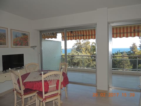 Studio Vue mer standing proche Cannes
