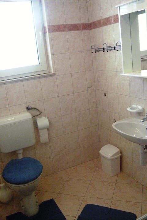 Wohnung in Seget Vranjica mit Terrasse und Grill