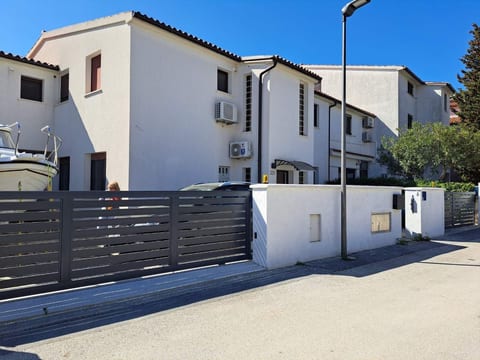 Wohnung in Pomer mit Kleinem Garten