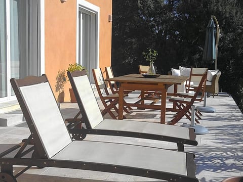 Freistehendes Haus mit großer Terrasse und Panoramablick auf die Landschaft