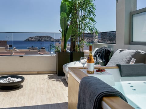 Neue Charavgi Suite mit Jacuzzi, 40m vom Strand