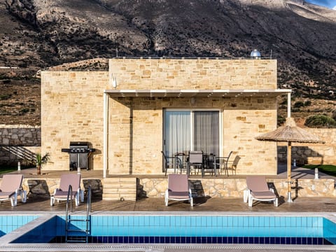 Küstenvilla mit Pool in der Nähe eines ruhigen S