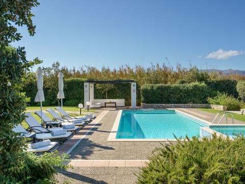Villa aus Stein, privater Pool, BBQ 30m zum Stra