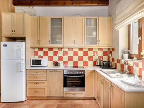 Villa aus Stein, privater Pool, BBQ 30m zum Stra