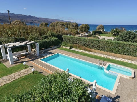 Villa aus Stein, privater Pool, BBQ 30m zum Stra