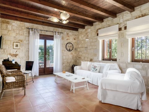 Villa aus Stein, privater Pool, BBQ 30m zum Stra