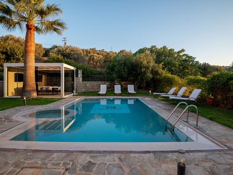 Neue Familienvillen mit 2 privaten Pools, Spielz
