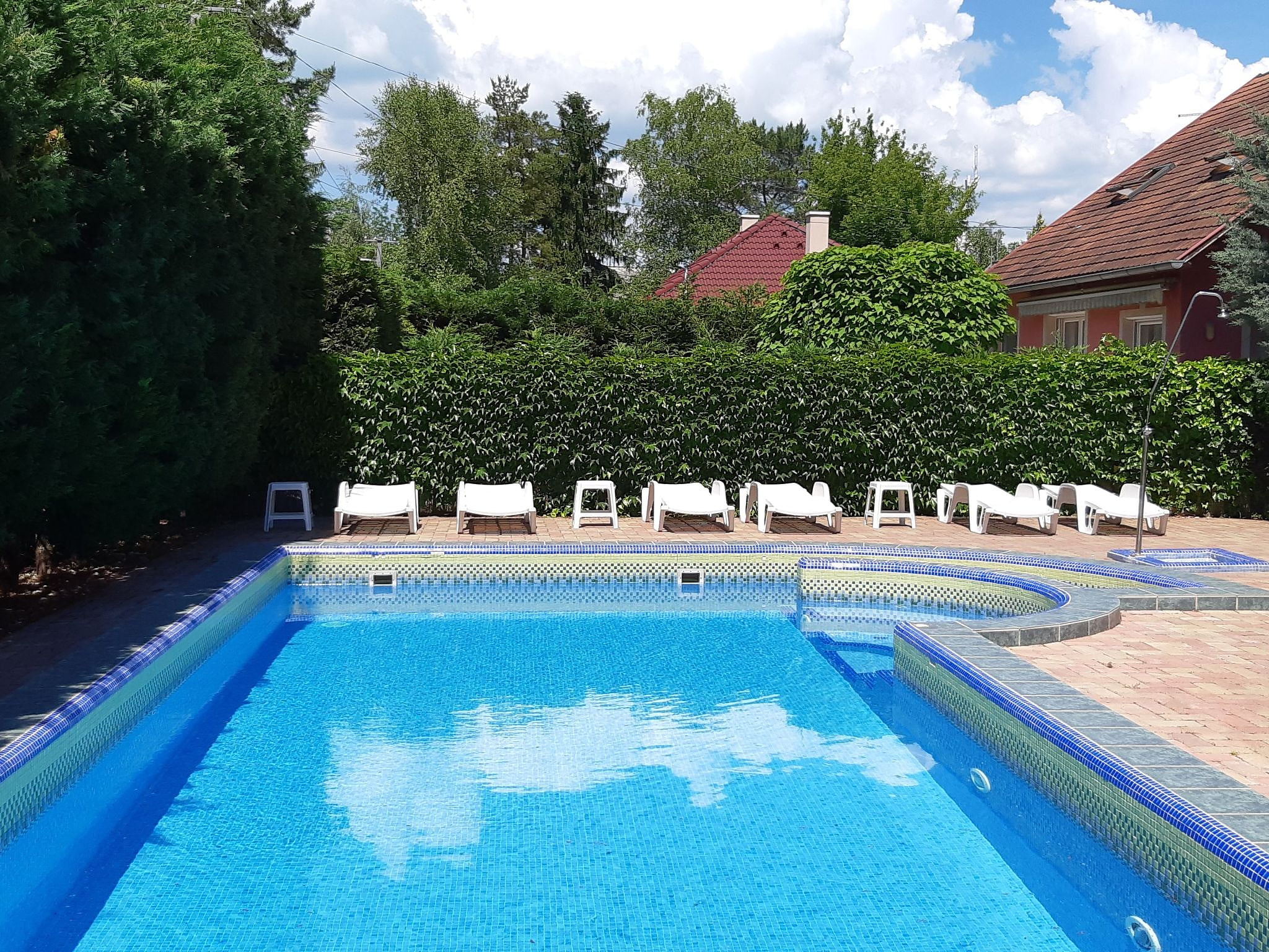 mit gemeinschaftlichem Pool